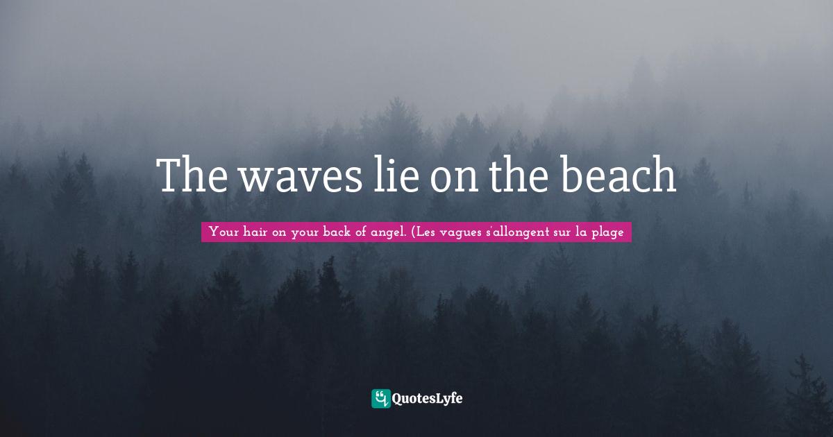 The waves lie on the beach